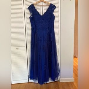 Beautiful dark blue gown. Floor-length. Brand: La Femme, Size: 18